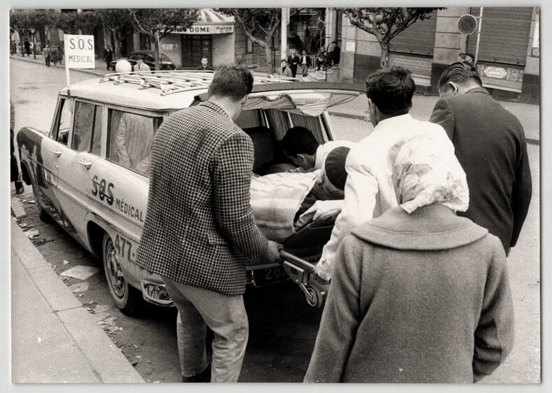 Photographie argentique 1960 Guerre d' Alg&eacute;rie Semaine des barricades Bless&eacute;. 