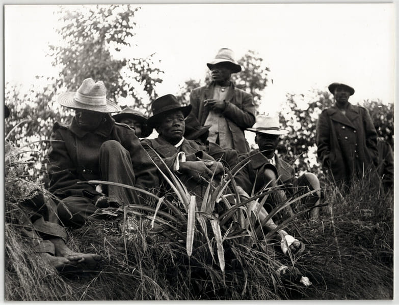 Grande photographie argentique Ann&eacute;es 60 Madagascar Hommes 27,4x21 cm. 