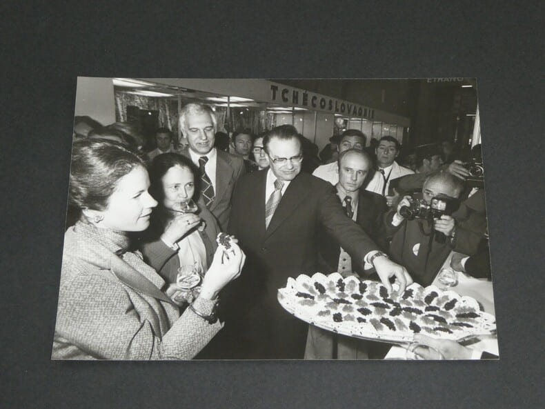 Photographie noir et Blanc &eacute;poque 70/80 AFP Anne Aymone Giscard D'ESTAING 1977 Foire de Paris. 
