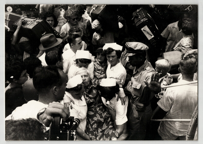 Photographie argentique 1957 Indon&eacute;sie l' expulsion des Hollandais. 