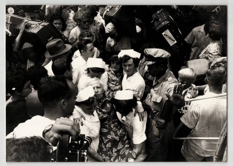 Photographie argentique 1957 Indon&eacute;sie l' expulsion des Hollandais. 