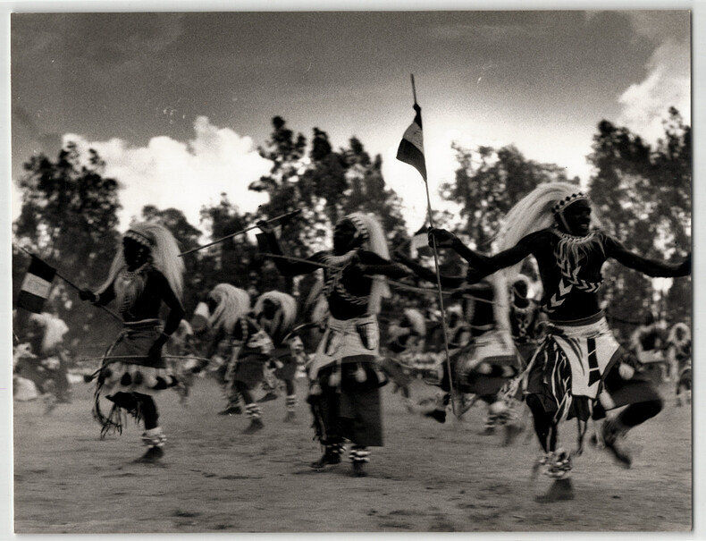 Photographie argentique de 1958 Rwanda La danse des guerriers Intore. 