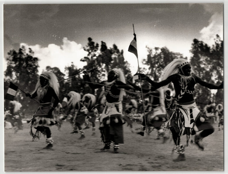 Photographie argentique de 1958 Rwanda La danse des guerriers Intore. 
