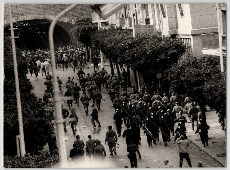 Photographie argentique 1960 Semaine des barricades Guerre d' Algerie. 