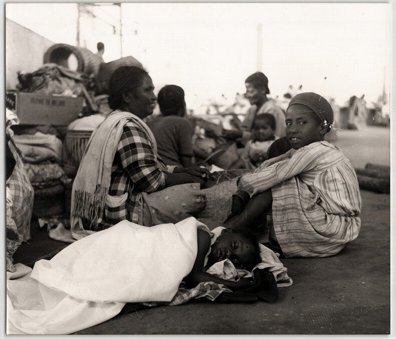 Grande photographie argentique Ann&eacute;es 60 Madagascar Femmes et enfants 24,3x21 cm. 