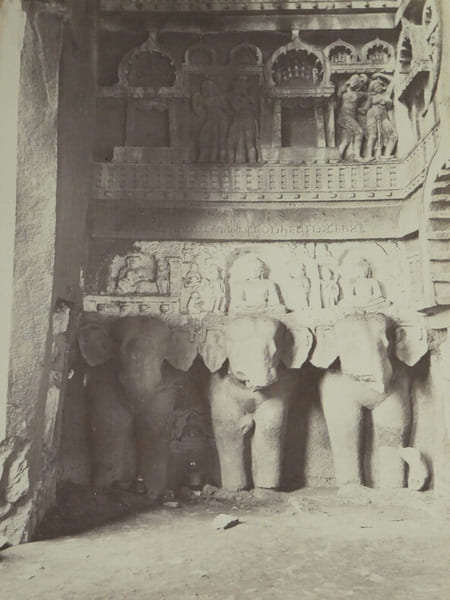 Photographie ancienne dans un cadre papier, Bas-reliefs du Grand Chaitya de Karli en Inde. 