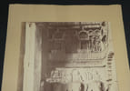 Photographie ancienne dans un cadre papier, Bas-reliefs du Grand Chaitya de Karli en Inde. 
