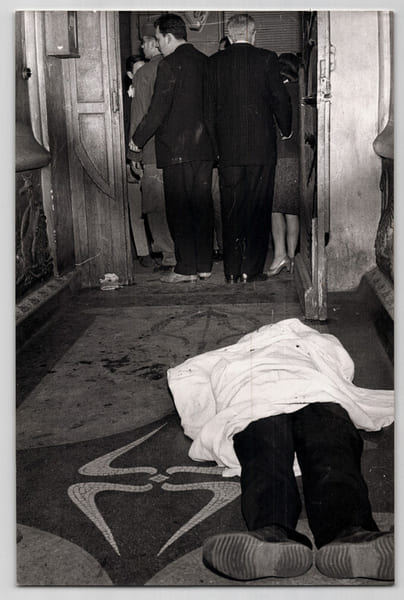 Photographie argentique 1960 Alg&eacute;rie Semaine des barricades Victime de la guerre. 