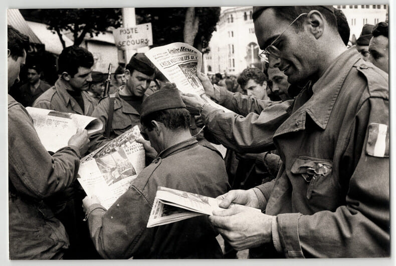 Photographie argentique 1960 Guerre d'Alg&eacute;rie - Occupation de l'h&ocirc;tel de ville - Semaine des Barricades - 27,3 x 18 cm. 