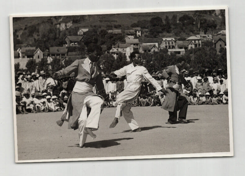 Photographie argentique Ann&eacute;es 60 Madagascar danse traditionnelle. 