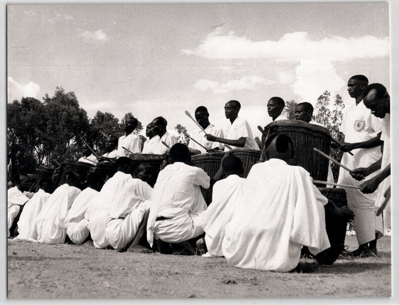 Photographie argentique de 1958 Rwanda C&eacute;r&eacute;monie au rythme des tambours. Raymond Darolle / PHOTO EUROPRESS