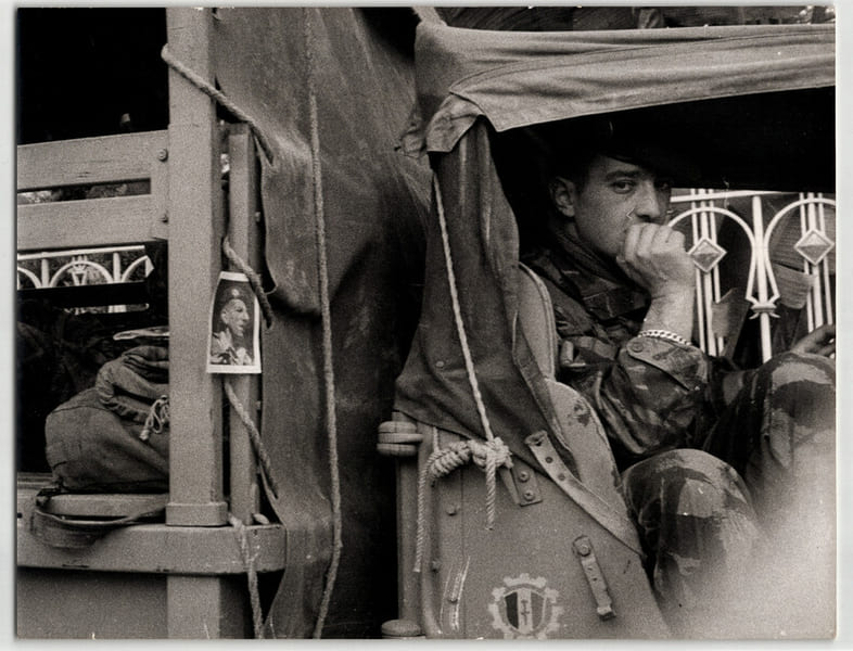 Photographie argentique 1960 Alg&eacute;rie Semaine des barricades Soldat. 