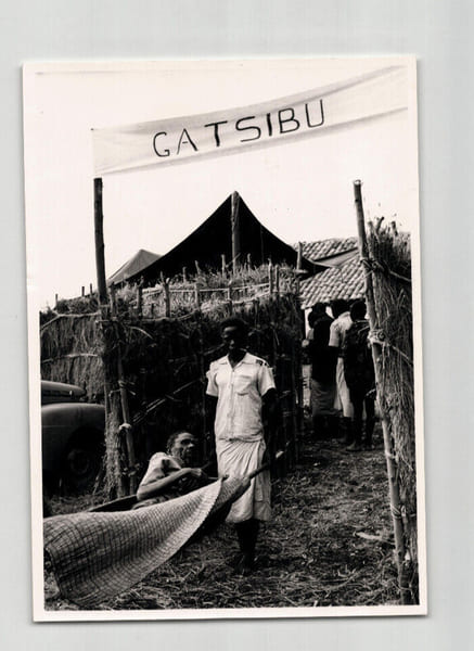 Photographie argentique de 1958 Rwanda Brancard tress&eacute;, Gatsibu. 