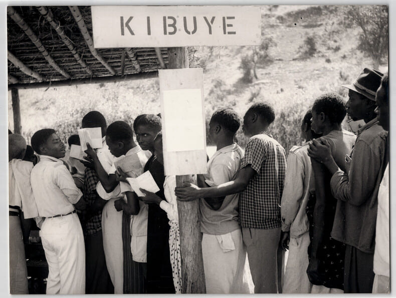 Photographie argentique de 1958 Rwanda Kibuye vote &eacute;lection. 