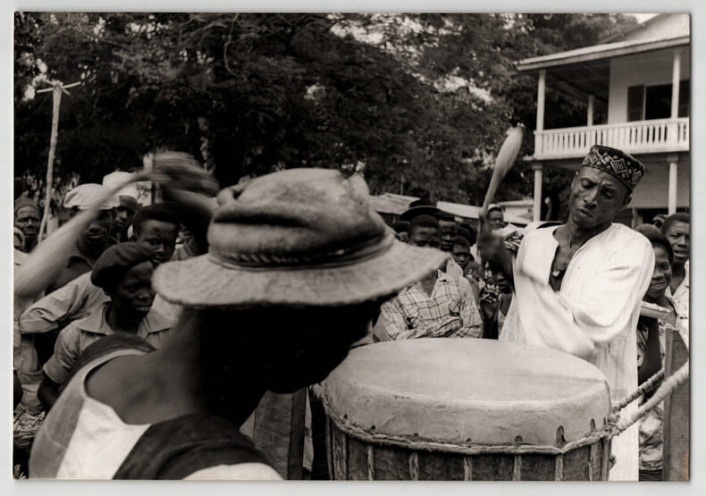 Photographie argentique de 1958 Rwanda C&eacute;r&eacute;monie au son des tambours. 