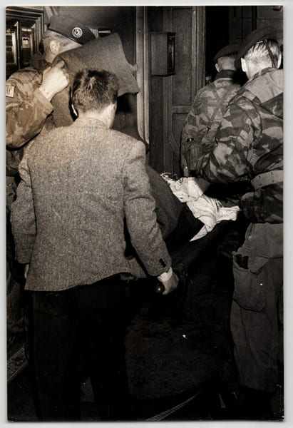 Photographie argentique 1960 Alg&eacute;rie Semaine des barricades Bless&eacute; de guerre. 