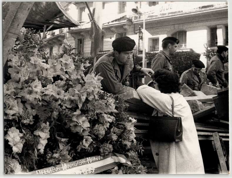 Photographie argentique 1960 Alg&eacute;rie Femme prenant des nouvelles de son mari. 