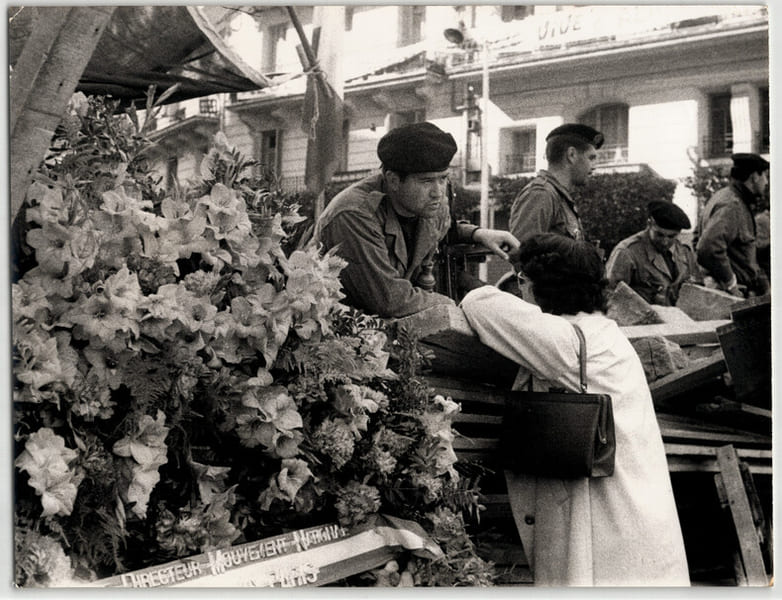 Photographie argentique 1960 Alg&eacute;rie Femme prenant des nouvelles de son mari. 