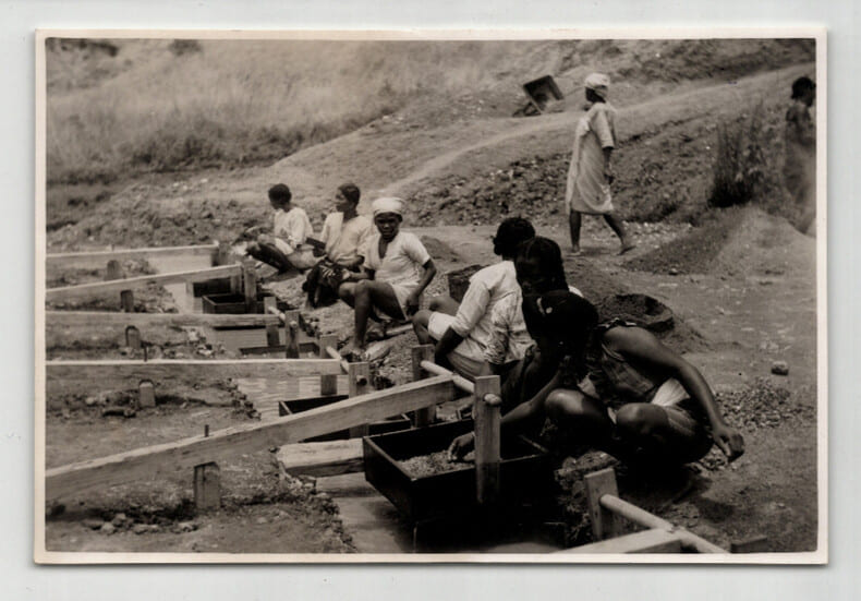 Photographie argentique Ann&eacute;es 60 Madagascar travail des femmes. 