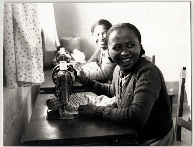 Grande photographie argentique Ann&eacute;es 60 Madagascar Couturi&egrave;res 27,4x21 cm. 