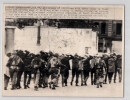 Photographie de civils protestant en Irlande emmen&eacute;s par des soldats en 1972. 