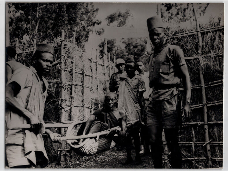 Photographie argentique de 1958 Rwanda Brancard tress&eacute;. 