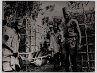 Photographie argentique de 1958 Rwanda Brancard tressé
