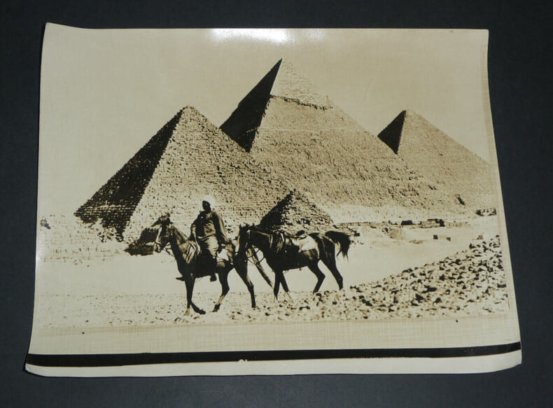 Photographie noir et Blanc d'&eacute;poque ann&eacute;es 70 STERN, Pyramides de Gizeh, Egypte. 