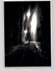 Photographie d'&eacute;poque artistique ruelle sombre un homme marche, ann&eacute;es 70. 