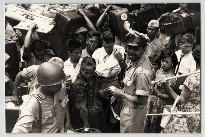 Photographie argentique 1957 Indon&eacute;sie l'expulsion des Hollandais. Raymond Darolle / Photo Europress