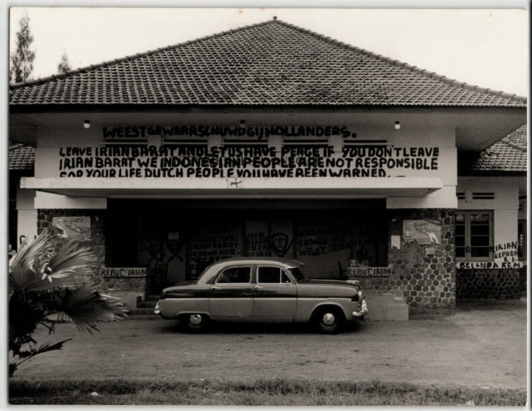 Photographie argentique 1957 Indon&eacute;sie l' expulsion des Hollandais. Raymond Darolle / Photo Europress