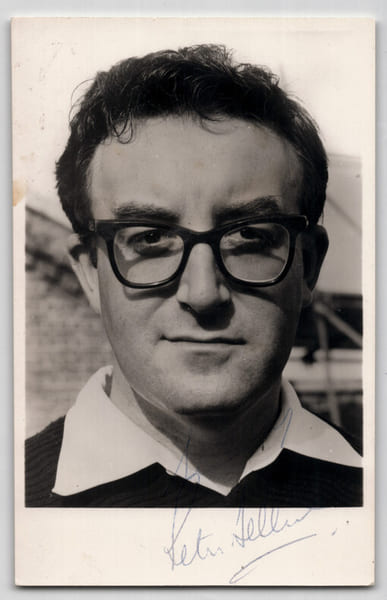 Peter Sellers - Photographie d&eacute;dicac&eacute;e et sign&eacute;e 8,9 x 13,9 cm. Peter Sellers