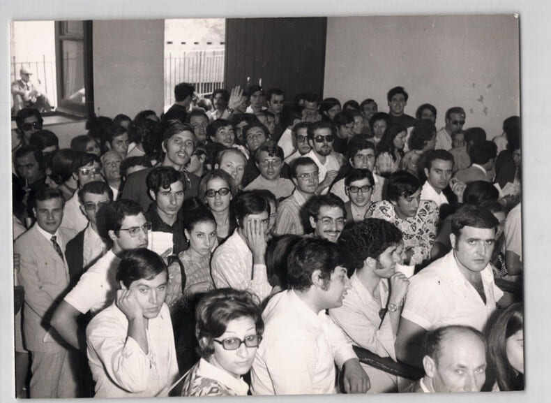 Photographie argentique d'une foule d'&eacute;l&egrave;ve pour les inscriptions &agrave; l'universit&eacute;. 