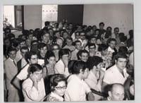 Photographie argentique d'une foule d'élève pour les inscriptions à l'université