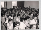 Photographie argentique d'une foule d'&eacute;l&egrave;ve pour les inscriptions &agrave; l'universit&eacute;. 