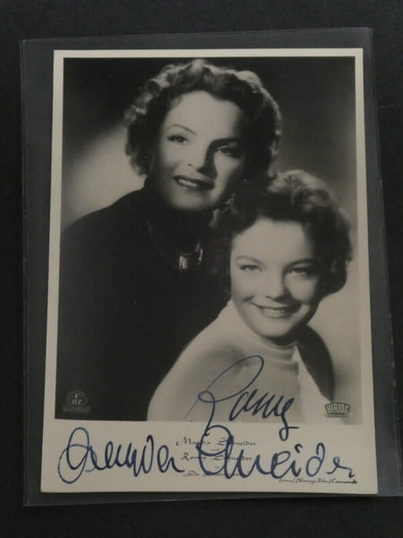 Romy Schneider - PHOTOGRAPHIE CARTE POSTALE NOIR ET BLANC SIGN&Eacute;E. Romy Schneider