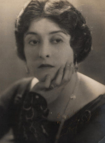Clara KIMBALL - autographe dor&eacute; authentique sur photographie 14,5 x 6,5 cm. Clara Kimball