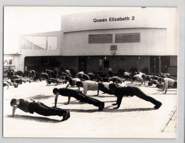 Photographie presse gymnastique sur le paquebot "Queen Elisabeth 2" ann&eacute;e 70. 