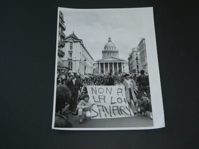 Photographie noir et Blanc d'époque années 80 Manifestations contre la loi Savary en 1983 par P. COLACICCO