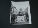 Photographie noir et Blanc d'&eacute;poque ann&eacute;es 80 Manifestations contre la loi Savary en 1983 par P. COLACICCO. P. COLACICCO