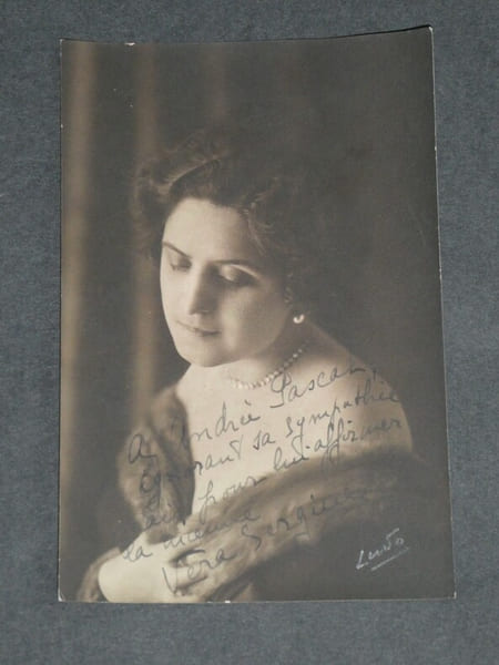 V&eacute;ra SERGINE - CARTE POSTALE D&Eacute;DICAC&Eacute;E ET SIGN&Eacute;E &agrave; Andr&eacute;e Pascal. V&eacute;ra Sergine