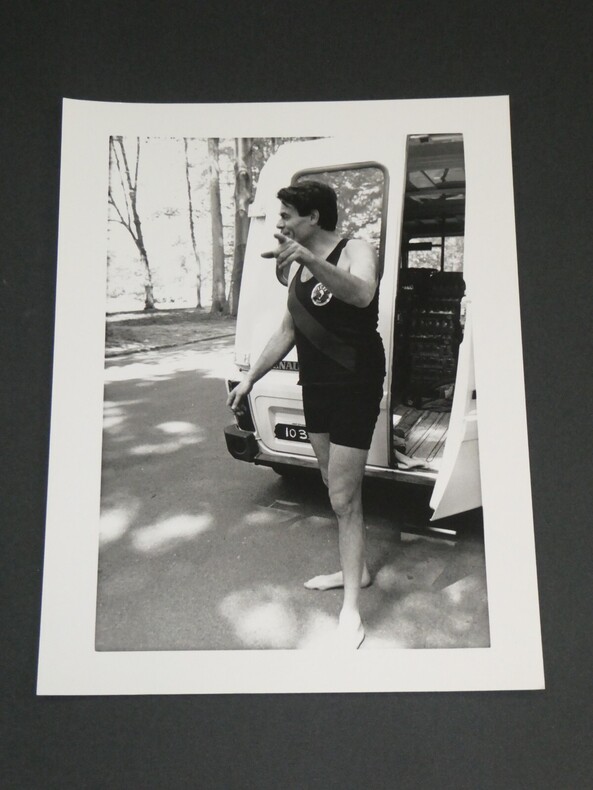 Photographie noir et Blanc d'&eacute;poque ann&eacute;es 70 AFP Michel NOIR participant &agrave; une course d'aviron avec l'&eacute;quipe d'Oxford par J. M. HURON. J. M. HURON