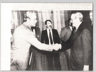 Photographie de Javier Perez Cuella & d'Enrique Ros pour des négociations - 1982