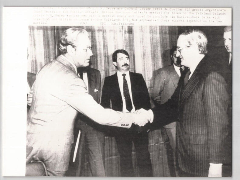 Photographie de Javier Perez Cuella & d'Enrique Ros pour des n&eacute;gociations - 1982. Javier Perez de Cuellar, Enrique Ros