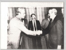 Photographie de Javier Perez Cuella & d'Enrique Ros pour des n&eacute;gociations - 1982. Javier Perez de Cuellar, Enrique Ros