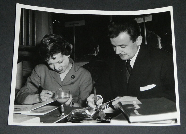 Jean BRUCE et [C&eacute;cile AUBRY] - Photographie 22,9 x 17,2 cm, S&eacute;ance de d&eacute;dicace, "Plan de Bataille pour OSS 117". Jean Bruce