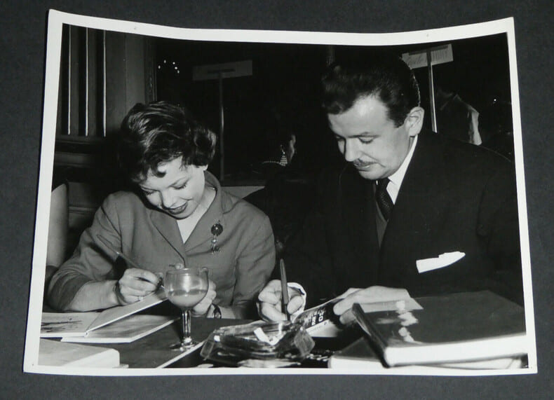 Jean BRUCE et [C&eacute;cile AUBRY] - Photographie 22,9 x 17,2 cm, S&eacute;ance de d&eacute;dicace, "Plan de Bataille pour OSS 117". Jean Bruce