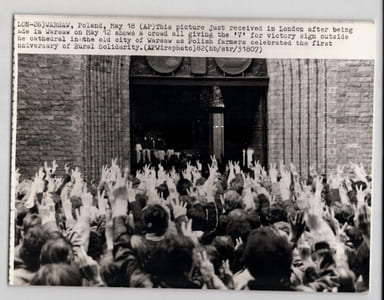 Photographie de presse foule faisant le "V" de Victoire à Varsovie 1982