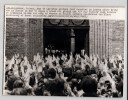 Photographie de presse foule faisant le "V" de Victoire &agrave; Varsovie 1982. 