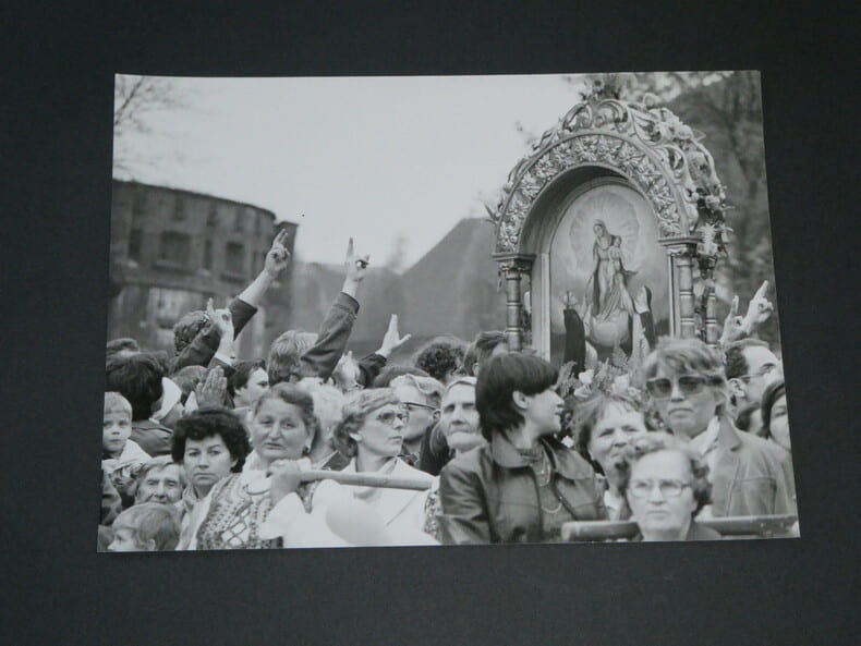 Photographie noir et Blanc d'&eacute;poque ann&eacute;es 70 AFP Manifestation religieuse. 